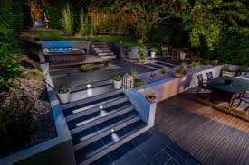 Jardin Amenage Chic Et Minimaliste Terrasse En Bois Sur Plusieurs Niveau Accueillant Un Jacuzzi Terrasse Jardin Amenagement Jardin En Pente Terrasse Design