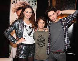 She comes from a family of well known argentine celebrities: Oriana Sabatini Joaquin Ochoa Julian Serrano Oriana Sabatini Oriana Julian Serrano