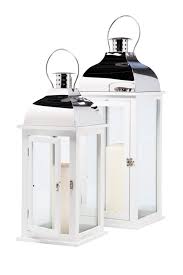 Kare Design Laterne Fur Garten Und Wohnzimmer Aus Lackiertem Kiefernholz In Edlem Weiss Und Edelstahl Fur Eine Tolle Reflexion Des Lich Kare Design Laterne Deko