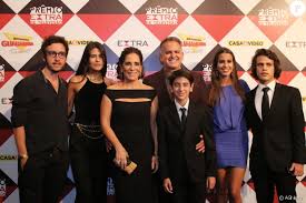 Seu talento musical foi manifestado aos quatro anos de idade quando começou a tocar piano de ouvido para a alegria dos pais, orlando de morais (um fazendeiro de tradicional família goiana). Gloria Pires Teve A Companhia Dos Filhos Bento Antonia E Ana E Do Marido Orlando Morais No Premio Extra De Tv Cleo Pires A Primogenita Nao Foi Ao Evento Purepeople