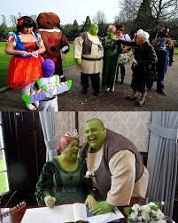 Amanda e Nathan Gibbs tiveram um casamento de contos de fadas, mas com um toque único: o tema foi Shrek! O casal se pintou de verde, e os convidados também entraram no