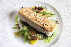 Merlu Croustillant Aux Amandes Par Gerard Come Chateau De Noirieux 1 Briollay Gastronomica En 2020 Pains A Hot Dog Recettes De Cuisine Croustillant