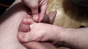 Артем сосет сам себе дрочит ногами лижет ноги прижал член дверью self suck  self footjob