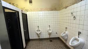 Toilettenschilder kann man immer gebrauchen, und bei diesen hier wird die einfachheit zum blickfang. Die Offentliche Toilette Am Rathenauplatz Ist Ein Puff Nurnberg Nordbayern