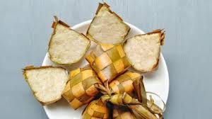 Jembare ati agawe seneng dahar ketupat duduh santen idul fitri sampun dateng kulo sekeluworgo nyuwun pangapunten slamat lebaran 1441 h marhaban ya ramadhan. Cara Membuat Ketupat Ketan Khas Medan Untuk Lebaran Gurih Banget