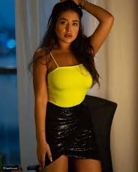 هيا مرعشلي نسقت تيشيرت حمالات رفيعة مع تنورة قصيرة براقة ليالينا Fashion Arab Beauty Strapless Top