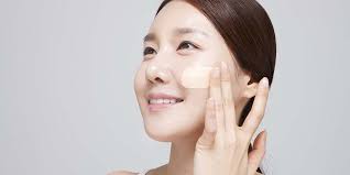 Lalu, bagaimana caranya supaya foundation yang dipakai bisa membuat wajah terlihat glowing? 9 Cara Pakai Foundation Yang Benar Agar Make Up Natural