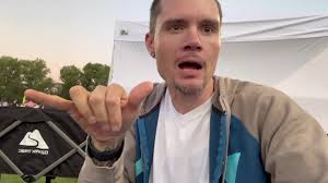 Why “r” and “x” in handshape are different and any history to this? Thanks