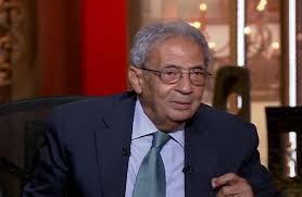 عمرو محمود أبو زيد موسى من مواليد 3 أكتوبر 1936 بالقاهرة، لعائلة سياسية تنتمي إلى محافظتي القليوبية والغربية، كان والده محمود أبو زيد موسى نائباً في مجلس الأمة عن حزب الوفد ولذا فقد سلك عمرو موسى السياسة وأصر على الالتحاق بكلية الحقوق منذ صغره. Lzpozmv0apt0m
