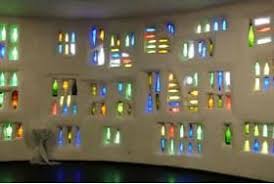 Utiliser Des Bouteilles En Verre Pour Creer Un Mur Decoratif Et Lumineux Bouteille Verre Decoration Mur Bouteille