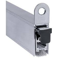 Placer bout à bout deux planches de bordage d'une coque ou de vaigrage (voir aussi la pose avec écart et trait de jupiter), ou nouer bout à bout deux cordages. Bas De Porte Automatique A Prix Mini