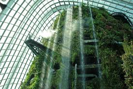 Air terjun buatan itu meninggalkan pemandangan yang indah dan sukses membuat para wisatawan terpesona. Keren Singapura Punya Air Terjun Indoor Tertinggi Di Dunia