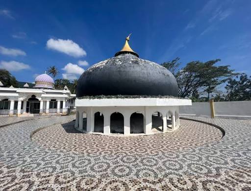 Tsunami Aceh - Kubah 80 Tan Terdampar Di Tengah Sawah