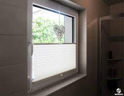 sichtschutz am badezimmer fenster dank neuem sensuna plissee aus dem raumtextilienshop ein kunde badezimmer ohne fenster luxus badezimmer fenster plissee