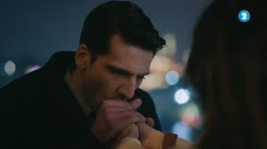 😍 ¡Amamos la química entre Ilgaz y Ceylin! Él la cuida mucho. 🥹💘