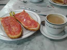 Mi desayuno madrileño: café con leche con tostada con tomate. ¡Riquísimo!:  fotografía de Rocablanca, Madrid - Tripadvisor