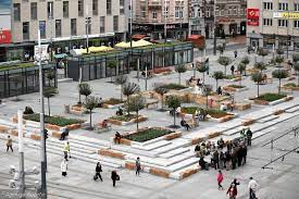 The city's central market square is not lined with historical burghers' houses as you'd find elsewhere in silesia, but is instead encircled by drab postwar blocks and newer retail developments. Brak Zieleni I Halas Ale Rynek I Mariacka Sie Podobaja