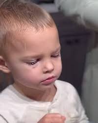 Neues Video. Madame macht Tofu--Rührei und, wer hätte es geahnt? Pancakes.  Breck steht viel zu nah am Herd, und hier sieht man seine schlimme  Verletzung an der Stirn, seitlich. Und unter dem