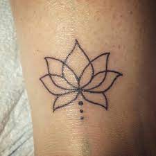 Disegno di loto fiore di loto arte disegno del fiore di loto tatuaggi floreali tatuaggio mandala disegni di tatuaggio di fiore tatuaggi di fiori ad acquerello disegno fiore di loto tatuaggio con significato tutto da scoprire. Fior Di Loto Stilizzato Idea Tattoo Idee Per Tatuaggi Tatuaggi Con Henna Tatuaggio Di Fiore