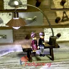 Bankta Oturan Romantik Cift Temali Masa Lambasi Hediye Rengi Romantik Ciftler Romantik Hediyeler