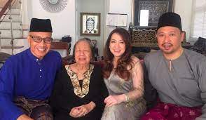 Diselitkan petikan filem madu tiga. Puan Sri Rohana Sulaiman Sang Hook