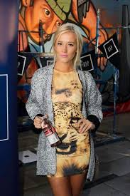 La cantante luce ahora una melena larga hasta los hombros con un rubio platinado de base y en las puntas un llamativo color lila. Vesta Lugg Moda Estilo Moda Outfits