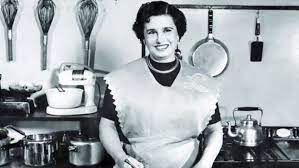 Fue pionera de los programas de televisión dedicados a la cocina y su libro de recetas batió récords de ventas. 54ywa05lhv27mm