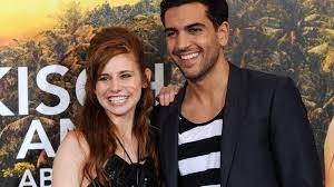 Set in the german capital berlin, the series centers around a german woman and single mother of a teenage daughter, who starts a relationship and decides to live together with a widowed turkish father and his two teenage children. Interview Elyas M Barek Und Josefine Preuss Ich Wollte Ne Coolere Frisur Popkultur Themen Puls