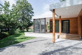 Kontio Revisite La Maison Classique Tout En Innovant Il S Agit En Realite De Proteger Un Nouveau Style De Vie Alliant In 2020 Outdoor Decor Outdoor Structures Pergola