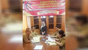 Tenang saja, selain soal dan jawabannya, kamu juga akan menemukan tips supaya diterima bekerja di salah satu retail pasar modren terbesar di tanah air ini. Tulisan Soal Terlalu Kecil Skanaa
