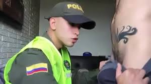 El Policia Colombiano Da Una Mamada - Indoxtube