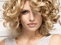 Il sito offre le classifiche dei migliori tagli, i look ed i tutorial. Capelli Ricci Corti Come Acconciarli