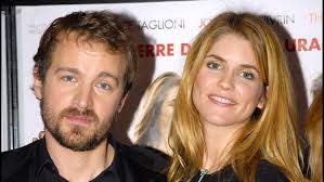 Puisqu'alice taglioni est également la maman de charlie, 10 ans et demi et né de ses amours avec le regretté jocelyn quivrin, tandis que laurent delahousse est déjà papa de deux filles. Alice Taglioni Et Laurent Delahousse Accompagnes D Un Ce Closer