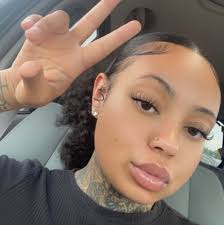 Are there local bakeries that offer wedding cake sampler boxes?