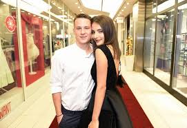 Září 2005 se s ním budeme na obrazovkách novy setkávat každý všední den vpodvečer a budeme. Panove Mate Smulu Krasna Expritelkyne Adama Misika A Herecka Z Ulice Uz Neni Single Super Cz