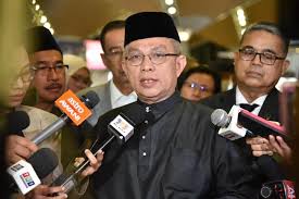 Datuk seri dr adham baba's advice to malaysians to drink warm water to flush virus down to the stomach, where digestive acids will kill any virus, has come under question. People Barred From Moving Within Malaysian States Partial Lockdown Gazetted Codeblue
