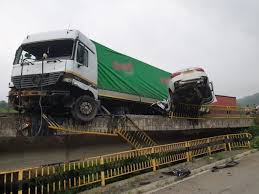 Patru persoane au fost rănite în urma unui accident rutier produs, sâmbătă seară, pe valea oltului. Accident Grav Pe Valea Oltului Un Tir È™i O MaÈ™inÄƒ Suspendate Pe Pod Evenimentul Zilei