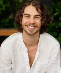 Yo yo yo! I'm an Actor based in Sydney who has experience in Feature Films,  TV series, Short Films, ect. Coming from Theatre/Musical Theatre with 13  onstage productions under my belt and