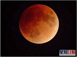 那 麼為什麼月全食時，太陽光沒有照到月球，月面卻還可以呈現紅色 呢 ？ 這是因為太陽光在經過地球大氣層時，藍色光會散射掉，但通過地球大氣的折射效 應 ，陽光中的紅色光線會偏折到沒有陽光直照的月球表面，所以全食時的月亮看起來就是似血的暗紅色. å'Œå¹³æ—¥æŠ¥ è¶…ç´šè¡€æœˆ æœˆå…¨é£Ÿé€¢ä»Šå¹´æœ€å¤§æ»¿æœˆæœ¬æœˆ26æ—¥ä¸€æ¬¡çœ‹