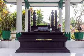 Nike ardilla lahir dengan nama raden rara nike ratnadilla kusnadi di bandung, jawa barat, pada tanggal 27 desember 1975, putri dari pasangan r. Nike Ardilla Wikiwand