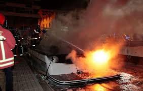Marseille, toute l'information en continu. Une Vedette De 14 Metres Detruite Par Un Incendie Dans Le Vieux Port De Marseille 13 Actunautique Com
