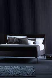 boxspring schramm donkere slaapkamer gestreept behang slaapkamer achterwand