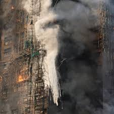 Al menos 13 personas murieron y un número aún desconocido de residentes  permanece atrapado tras un devastador incendio que consumió varias torres  de un complejo de apartamentos en el distrito Tai Po,