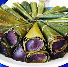 Sayongsong Is A Famous Surigao Kakanin It Is Packed In A Cone Like Banana Leaves And It Is A Favorite Filipino Recipes Filipino Desserts Filipino Food Dessert