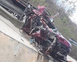 Se desconoce cómo se produjo el accidente, ocurrido en la carretera hugo chávez, en la entrada del sector santa fe, entre la moto que abordaba la familia y el mencionado camión. Choque En Carretera La Romana San Pedro De Macoris Deja Varios Heridos Ensegundos Do