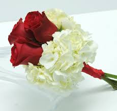 Presented in a superior clear glass bullet vase, this stunning floral arrangement expresses your heartfelt sentiments to your special recipient with every fragrant bloom. Three Rose Bouquet Hydrangea Red Las Vegas Wedding