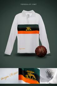 Il kit è composto da maglia, pantaloncini e calzoncini con un tema. Venezia Fc Nuova Linea Heritage Targata Spensley Sporteconomy