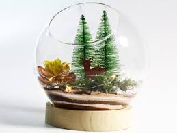 S'il n'est pas étanche, insérez un sac plastique à l'intérieur avec de la mousse enduite d'eau et optez pour une composition. Diy Des Decorations De Noel Faciles A Faire Soi Meme
