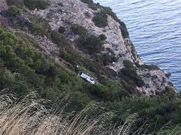 Τραγωδία το μεσημέρι της πέμπτης στην κερατέα, με έναν 24χρονο να χάνει τη ζωή του όταν το αυτοκίνητο που οδηγούσε έπεσ. Keratea Anasyr8hke Nekros O 24xronos Poy Epese Me To Aytokinhto Toy Se Gkremo