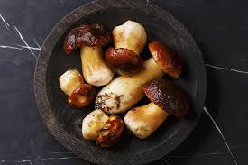 Vi consigliamo di conservare i funghi interi e non lavati, in un sacchetto di carta (quello per il pane andrà bene). Come Conservare I Funghi Porcini